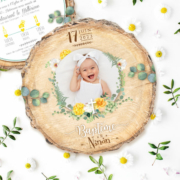 Faire-part de baptême original jaune printemps et mint mignon – jolies invitations papier cartonné découpé en forme de rondelle de bois avec les photos de votre bébé fille ou bébé garçon, jumeaux ou jumelles - modèle avec couronne de fleurs bohème avec fleurs jaunes et mint tendre, poudré pastel - style champêtre chic, campagne rustique. © studio postscriptum