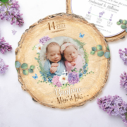 Faire-part de baptême original violet, parme, lilas mignon – jolies invitations papier cartonné découpé en forme de rondelle de bois avec les photos de votre bébé fille ou bébé garçon, jumeaux ou jumelles - modèle avec couronne de fleurs bohème lilas tendre, poudré pastel - style champêtre chic, campagne rustique bohème . © studio postscriptum