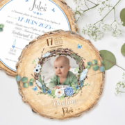 Faire-part de baptême original nid et plumes mignon – jolies invitations papier cartonné découpé en forme de rondelle de bois avec les photos de votre bébé fille ou bébé garçon, jumeaux ou jumelles - modèle avec nid d’oiseau et plumes - couleur bleu tendre, poudré pastel - style champêtre chic, campagne rustique. © studio postscriptum