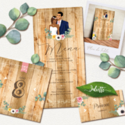 Faire-part de mariage original – découpe en forme de rondelle de bois Couple en dessin d’après vos photos avec vintage fleurs des champs couleurs pastel, rose poudré, jaune et feuilles d’eucalyptus pour un effet romantique. Style champêtre chic, campagne rustique. Invitation de mariage avec programme pictogramme dessins en ligne du studio postscriptum. Plan de table, menu, noms de table, marque-place, nominette, numéro de table.