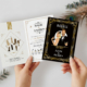 Faire-part de mariage thème rétro Gatsby - années 20 chic noir et or doré. Style rétro chic avec portraits en dessin personnalisés d’après vos photos