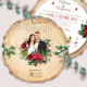 Faire-part mariage rondin de bois thème Noël avec fleurs rouges, sapin et portrait de couple personnalisé