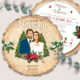 Faire-part mariage rondin de bois thème Noël avec fleurs rouges, sapin et portrait de couple personnalisé