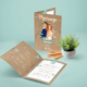 Faire-part de mariage champêtre original. Fond kraft vintage rustique, style nature campagne chic avec couple en dessin d’après vos photos. Couleur bleu pastel et bleu vert mint.