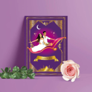 Faire-part mariage oriental original chic, livre conte de fées, 1001 nuits, Shéhérazade, Alddin Couple en dessin d’après vos photos sur un tapis volant avec une lampe de génie. Style romantique chic. Couleurs or doré, violet parme - écriture arabesques Invitation de mariage avec programme en ligne avec horaires, pictogrammes et dessins. Création de Pamela Gonzalez pour le studio postscriptum