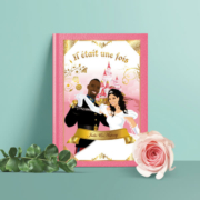 Faire-part mariage original thème princesse chic, il était une fois, livre conte de fées, Cendrillon. Couple en dessin d’après vos photos avec diadème carrosse et château Disney de la belle au bois dormant. Style romantique chic. Couleurs or doré, rose poudré pastel,beige crème vintage Invitation de mariage avec programme en ligne avec horaires, pictogrammes et dessins. Création de Pamela Gonzalez pour le studio postscriptum