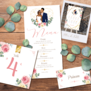 Décoration pour invitation de mariage chic et élégant - thème romantique chic doré, coeurs rose pastel poudré et or. Style amour minimaliste chic - plan de table, menu, noms de table, marque-place, nominette, numéro de table