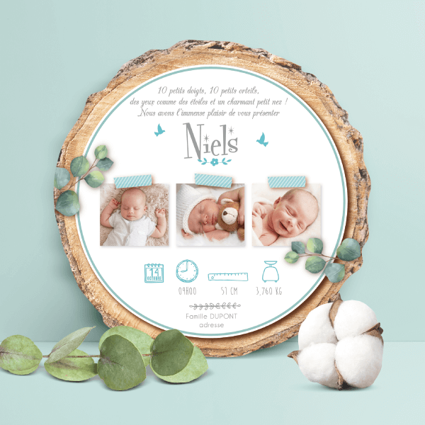 Faire-part de naissance original bleu – papier cartonné découpé en forme de rondelle de bois avec les photos de votre bébé fille ou bébé garçon - modèle avec couronne de fleurs bohème bleu tendre, poudré pastel - style champêtre chic, campagne rustique. Création : studio postscriptum