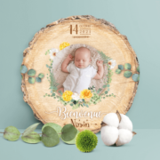 Faire-part de naissance original jaune et mint – papier cartonné découpé en forme de rondelle de bois avec les photos de votre bébé fille ou bébé garçon - modèle avec couronne de fleurs bohème jaune et mint tendre, poudré pastel - style champêtre chic, campagne rustique. Création : studio postscriptum