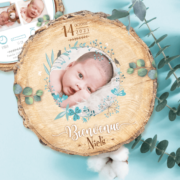 Faire-part de naissance original bleu – papier cartonné découpé en forme de rondelle de bois avec les photos de votre bébé fille ou bébé garçon - modèle avec couronne de fleurs bohème bleu tendre, poudré pastel - style champêtre chic, campagne rustique. Création : studio postscriptum