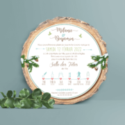 Faire-part de mariage hiver original – découpe en forme de rondelle de bois or doré Couple en dessin d’après vos photos avec pommes de pin, oiseaux, branches de sapin chic style champêtre neige chic, campagne rustique et bohème. Couleurs bleu vert mint. Invitation de mariage avec programme en ligne avec horaires, pictogrammes et dessins. Création de Pamela Gonzalez pour le studio postscriptum