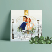 Faire-part de mariage hiver original chic or doré Couple en dessin d’après vos photos avec pommes de pin, oiseaux, branches de sapin chic style champêtre neige chic, campagne rustique et bohème. Couleurs bleu vert mint. Invitation de mariage avec programme en ligne avec horaires, pictogrammes et dessins. Création de Pamela Gonzalez pour le studio postscriptum