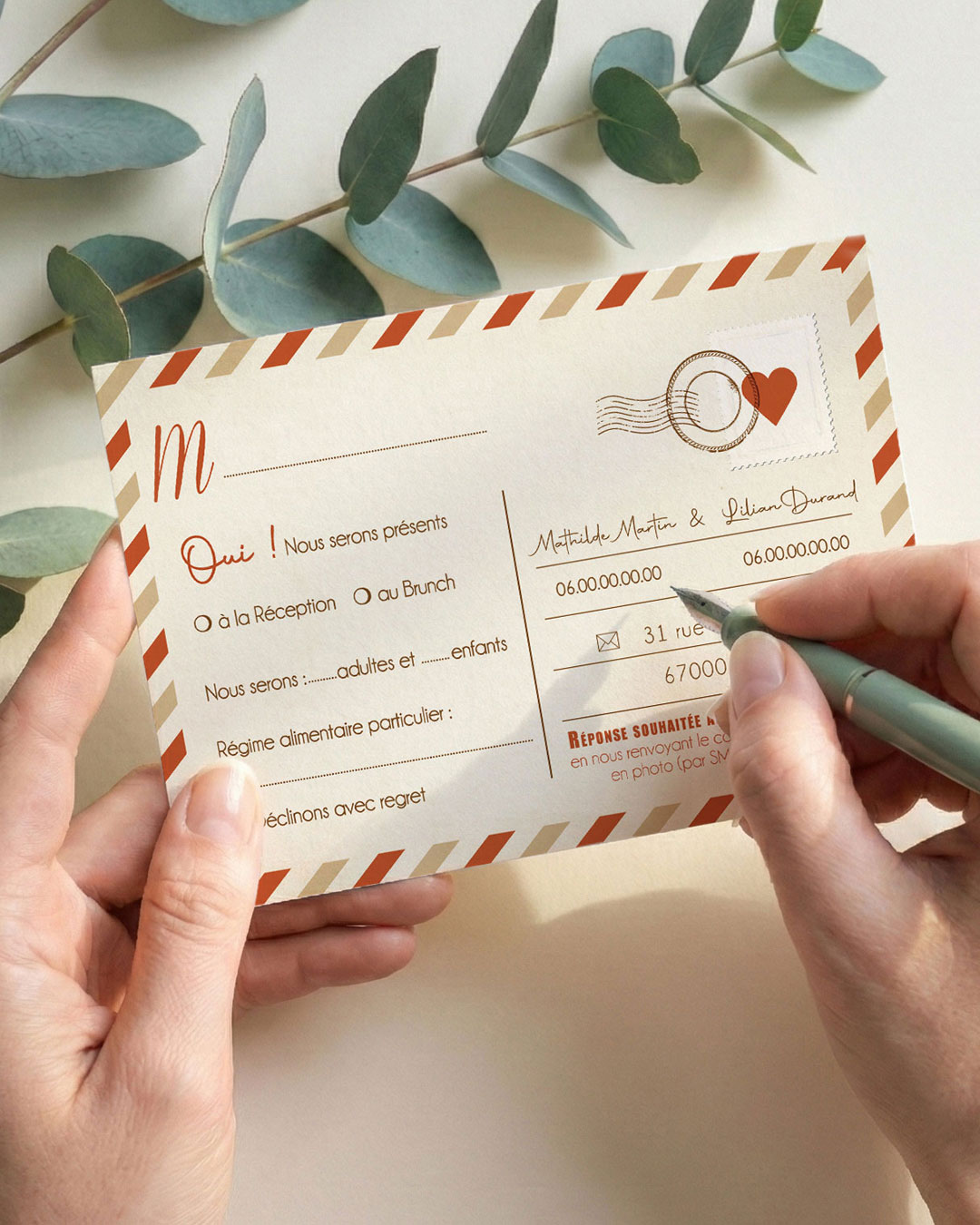 Faire-part Bohème chic terracotta original avec vos portraits dessinés d’après vos photos. Couleurs terracotta, beige et vert sauge. Avec fleurs de pampa et fleurs séchées. Invitation personnalisable pour mariage, Baptême, anniversaire, bar mitzvah