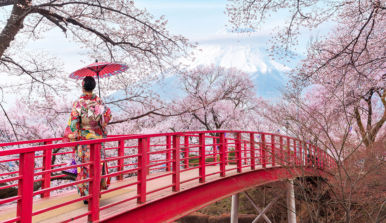 Inspirations pour un mariage au thème Japon : décoration de fleurs de cerisier (sakura) et faire-part de mariage personnalisé