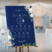 Plan de table de mariage nature romantique, original et chic sur fond bleu nuit foncé avec fleurs blanches et feuilles d’eucalyptus vert - sur mesure © www.alpagart.fr