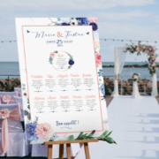 Plan de table de mariage romantique chic avec fleurs rose poudré et bleu marine sur fond effet marbre pour un mariage sur le thème amour pastel © www.alpagart.fr