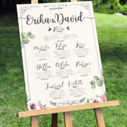 plan de table de mariage champêtre vintage à l’aspect planche de bois blanc et écriture à la craie noire rétro qui donnera une touche campagne chic à votre mariage bohème plan de table original disponible également en effet planche de bois - fleurs rose et blanc
