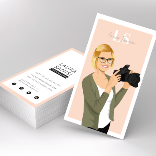 Vous êtes photographe, démarquez-vous avec un portrait à votre image pour votre profil de réseaux sociaux professionnel pour travailleur indépendant, freelance ou auto-entrepreneur. Retrouvez votre illustration caricature sur votre carte de visite originale.